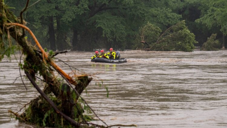 Aumenta a 24 muertos el saldo por inundaciones súbitas en Texas