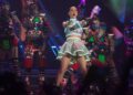 Katy Perry casi cae de su mariposa voladora en concierto