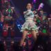 Katy Perry casi cae de su mariposa voladora en concierto