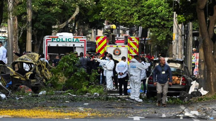 Suman 18 muertos tras ataques con camión bomba y drones en Colombia