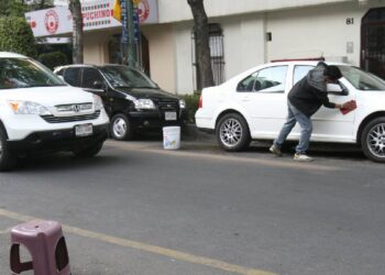 Congreso de CDMX aprueba castigo de hasta 36 horas de arresto para “franeleros”