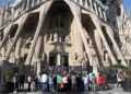 Activistas lanzan pintura sobre la fachada de la Sagrada Familia en Barcelona