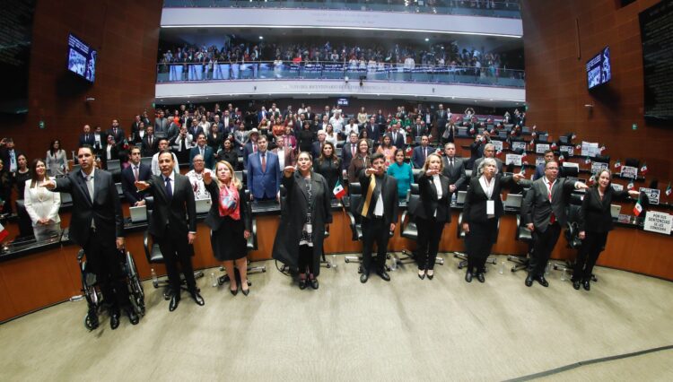 Concluye maratónica sesión en el Senado tras seis horas de toma de protestas de 875 jueces, ministros y magistrados