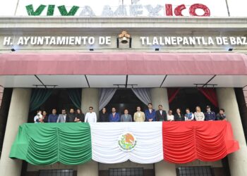 ACUDEN CIENTOS DE VECINAS Y VECINOS AL TRADICIONAL DESFILE CÍVICO MILITAR EN TLALNEPANTLA