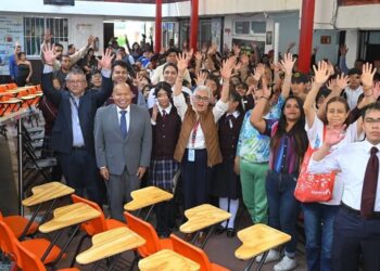 Entrega Raciel Pérez mobiliario a escuelas