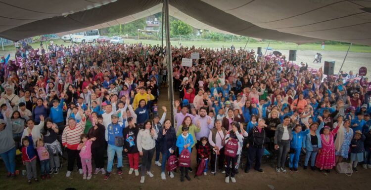 En Naucalpan entregan kits escolares a estudiantes de nivel básico