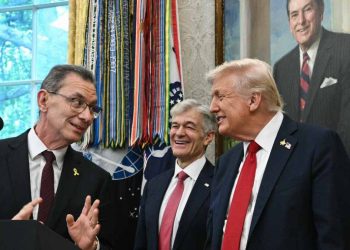 Trump y Pfizer acuerdan reducir precios de medicamentos en EE. UU.