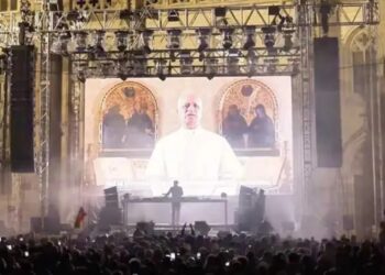 León XIV da la bendición… en un rave frente a una catedral en Eslovaquia