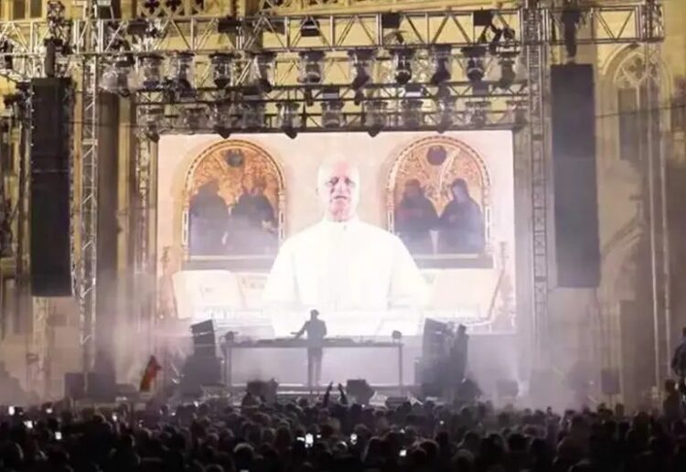 León XIV da la bendición… en un rave frente a una catedral en Eslovaquia