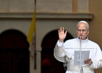 Sheinbaum invita al papa León XIV a visitar México en llamada