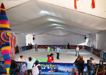 DISFRUTAN FAMILIAS DE LAS PISTAS DE HIELO UBICADAS POR EL GOBIERNO DE NAUCALPAN