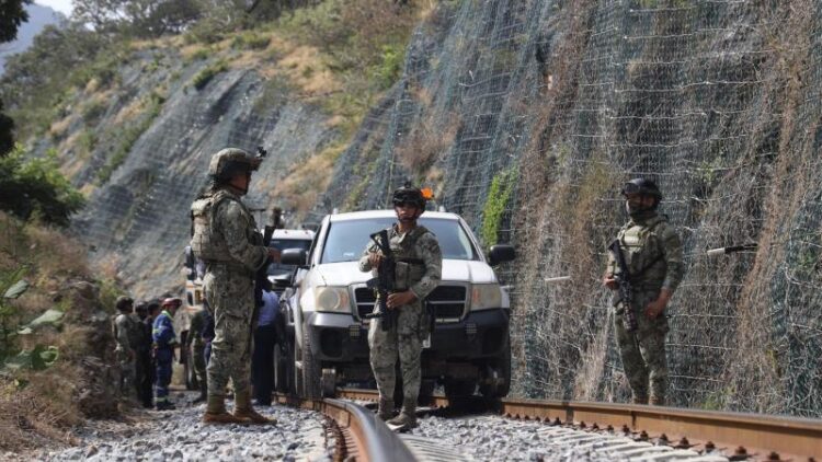 Víctimas del Tren Interoceánico ponen denuncia en FGR; Sheinbaum les pide tener cuidado con abogados