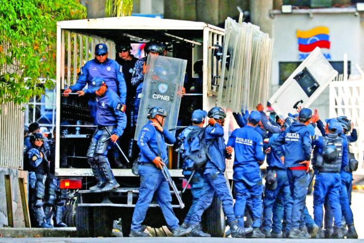 Venezuela libera a presos políticos; España confirma salida de cinco ciudadanos