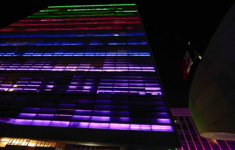 Senado fue iluminado de verde, rosa, azul y morado para conmemorar Día Mundial de las Enfermedades Raras