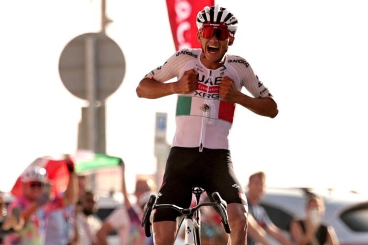 Isaac del Toro conquista Jebel Hafeet, toma el jersey rojo y es campeón virtual del UAE Tour 2026