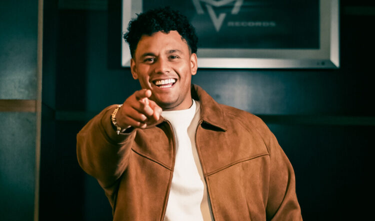 El colombiano Chelo Ramírez se vuelve viral tras entrevista en México y despierta expectativa entre seguidores del regional mexicano