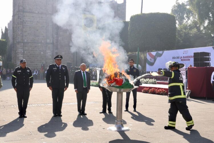 RACIEL PÉREZ CRUZ ENCABEZA EL IZAMIENTO E INCINERACIÓN DEL LÁBARO PATRIO; SÍMBOLO DE UNIDAD Y ORGULLO