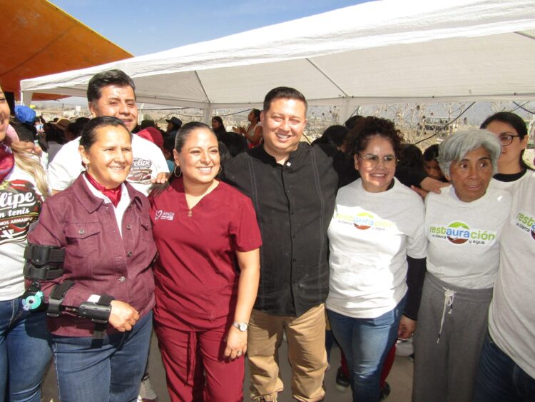 UN DIPUTADO LLEVA CALZADO A NIÑOS EN NICOLÁS ROMERO