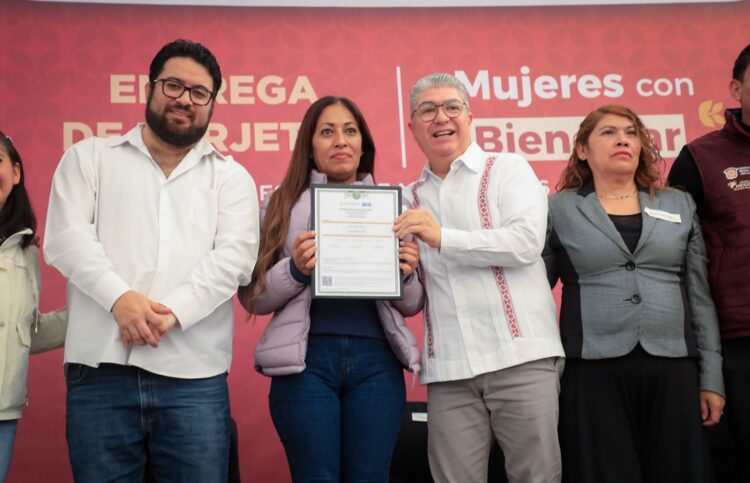 ISAAC MONTOYA ENTREGA TARJETAS DEL PROGRAMA INTEGRAL MUJERES CON BIENESTAR