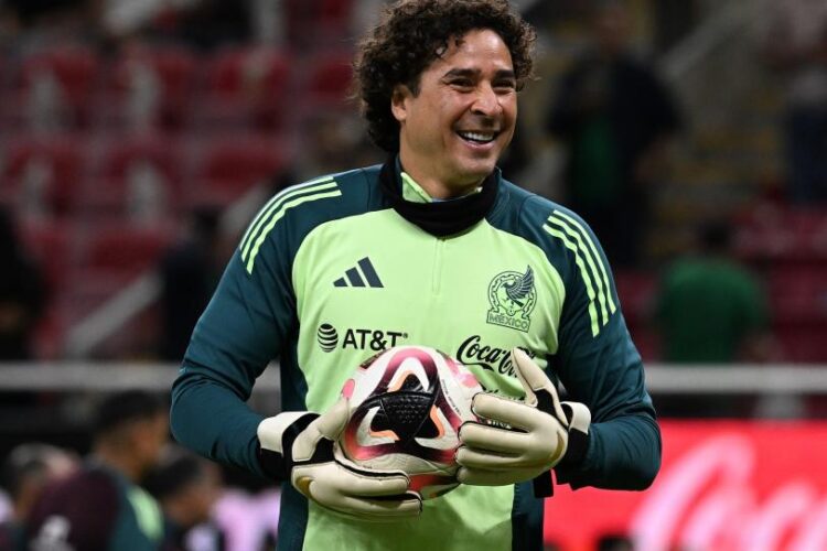 Guillermo Ochoa celebra su regreso al Tri y levanta la mano rumbo al Mundial 2026