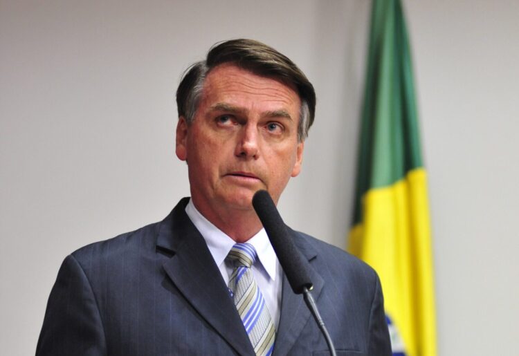 Internan en terapia intensiva al expresidente brasileño Jair Bolsonaro por bronconeumonía