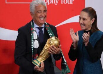 Sheinbaum recibe el trofeo de la Copa del Mundo de manos del legendario Bebeto a 100 días de la inauguración del Mundial