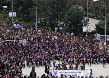 «¡Alto a la violencia machista!»: miles de mujeres salen a protestar en Europa y Asia este 8M