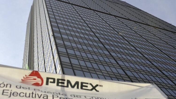 Pemex denuncia a empleada por presunto enriquecimiento tras lujosa fiesta de su hija