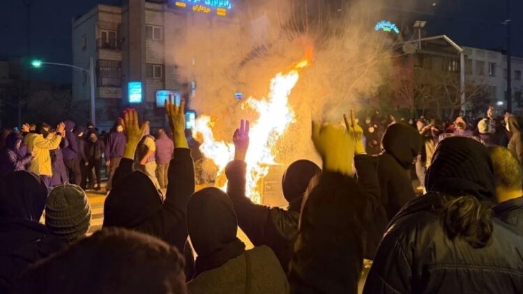 Trump confirma el envío de armas a manifestantes en Irán a través de los kurdos