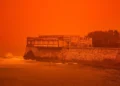 El cielo se pinta de rojo en Grecia tras tormenta; un hombre muere por aumento repentino del nivel del agua