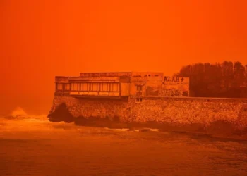 El cielo se pinta de rojo en Grecia tras tormenta; un hombre muere por aumento repentino del nivel del agua