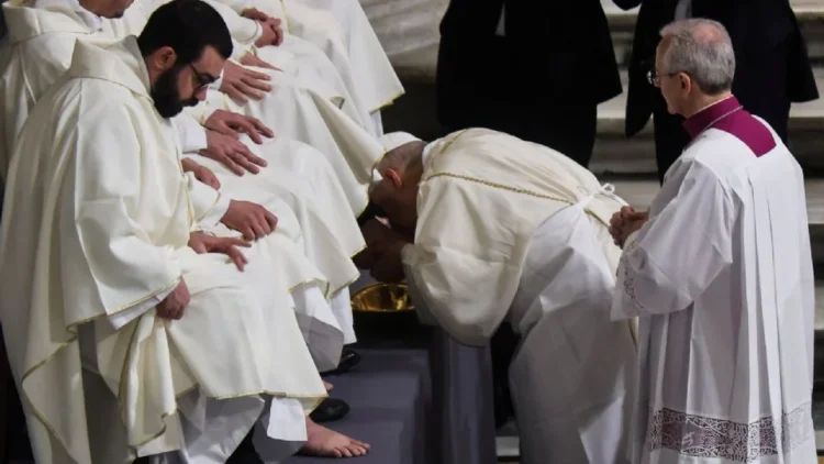 Jueves Santo: papa León XIV lava los pies a 12 sacerdotes y pide a católicos inspirarse en la humildad de Jesús
