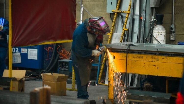Producción industrial de México cae 1.3% interanual en febrero arrastrada por la manufactura y sector energético