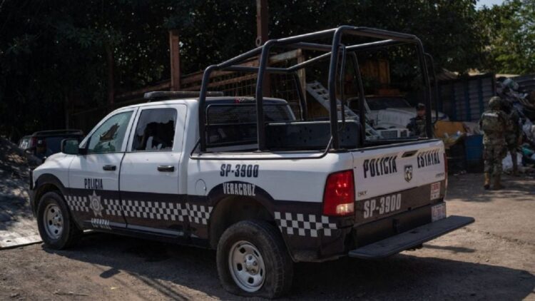 Intervienen comandancia de Coscomatepec, Veracruz, tras hallazgo de presunta droga a seis policías