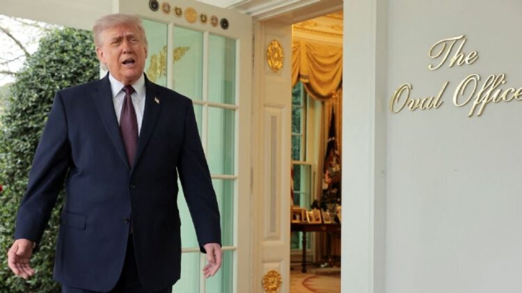 Católicos de EU arremeten contra Trump por imagen en la que imita a Jesús; borra la publicación