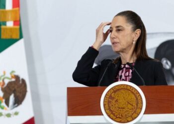 Sheinbaum es más indecisa y está agotada frente a la doble presión de Trump y López Obrador: WSJ