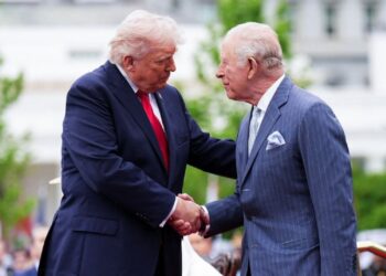 «Ve al joven Carlos, es muy lindo»: Trump afirma que su madre tenía un «crush» con el rey británico