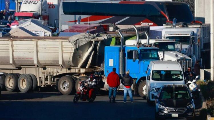 Transportistas y agricultores convocan a megaparo nacional el lunes