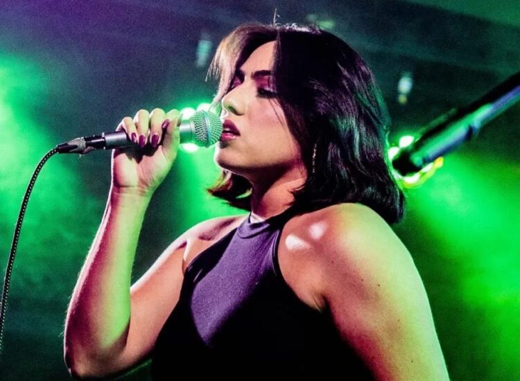Aura Violeta inspira resiliencia con el lanzamiento de su sencillo “La Vida Va”