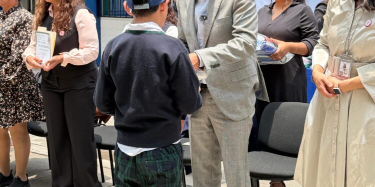 La educación es la única vía para construir un mejor país: Luis Montaño