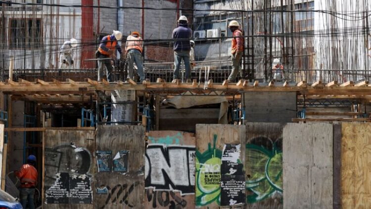 Inversión fija bruta en México hila 17 meses a la baja: cae 4.2% interanual en febrero