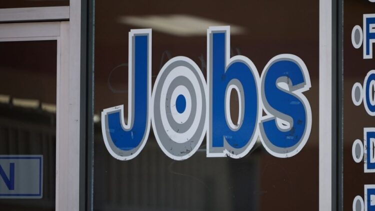 Desempleo de EU se mantiene en 4.3% en abril pese a creación de más de 100 mil puestos