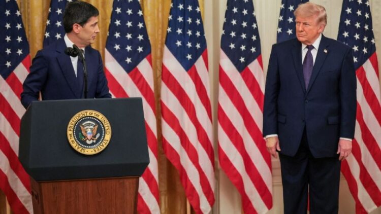 Kevin Warsh asume la presidencia de la Fed en medio de presiones a la política monetaria
