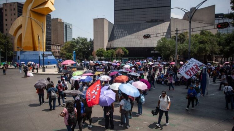 Siguen movilizaciones de la CNTE: bloquean Paseo de la Reforma e instalan plantón en aeropuerto de Oaxaca