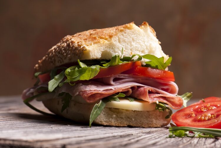 Sal en exceso sin darte cuenta: 10 alimentos que esconden más sodio del que imaginas