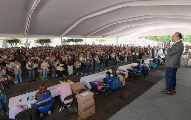 Pedro Rodríguez inicia la entrega de más de 52 millones de pesos en becas educativas
