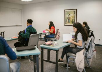 ¿Es más caro estudiar en Europa que en México? El mito que cada vez más estudiantes están cuestionando