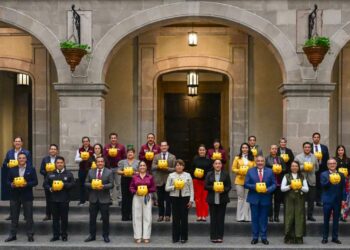 Entrega Delfina Gómez 613 alcancías de la “Campaña de Boteo Teletón 2026” a funcionarios
