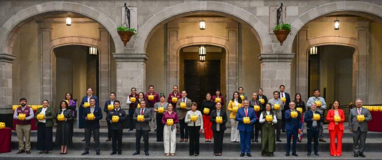 Entrega Delfina Gómez 613 alcancías de la “Campaña de Boteo Teletón 2026” a funcionarios