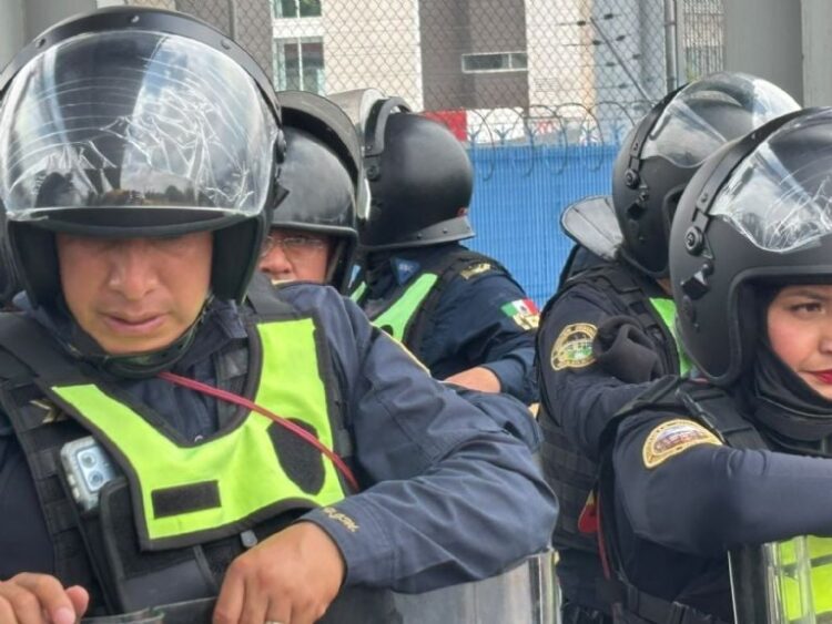 Policías antimotines de CDMX estrenan cascos y escudos en operativo para blindar el AICM